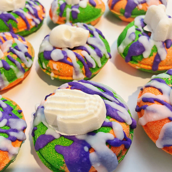 💀🎃 Tobacco & Bay Leaf Doughnut Bath Bomb - Madeluv