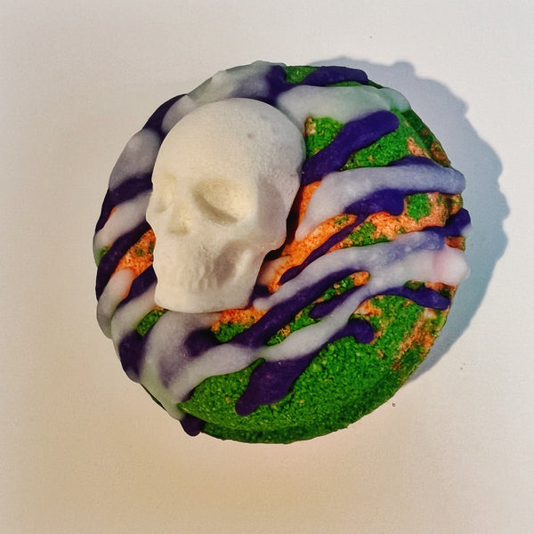 💀🎃 Tobacco & Bay Leaf Doughnut Bath Bomb - Madeluv