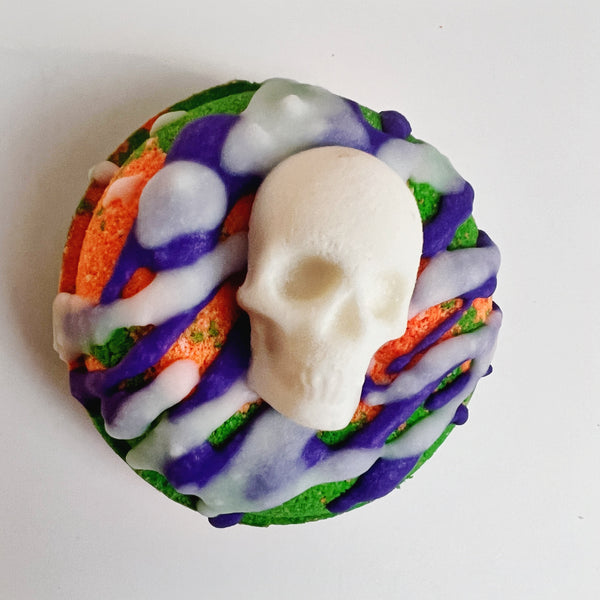 💀🎃 Tobacco & Bay Leaf Doughnut Bath Bomb - Madeluv