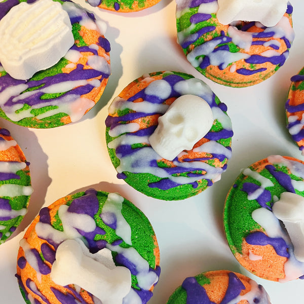 💀🎃 Tobacco & Bay Leaf Doughnut Bath Bomb - Madeluv