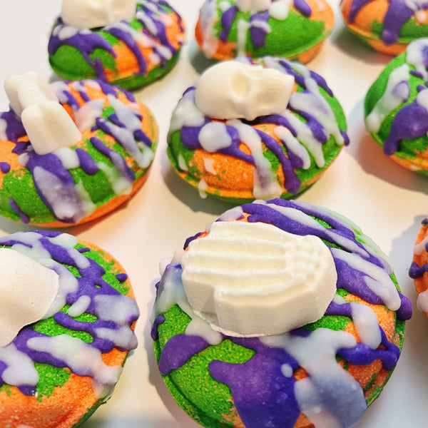 💀🎃 Tobacco & Bay Leaf Doughnut Bath Bomb - Madeluv