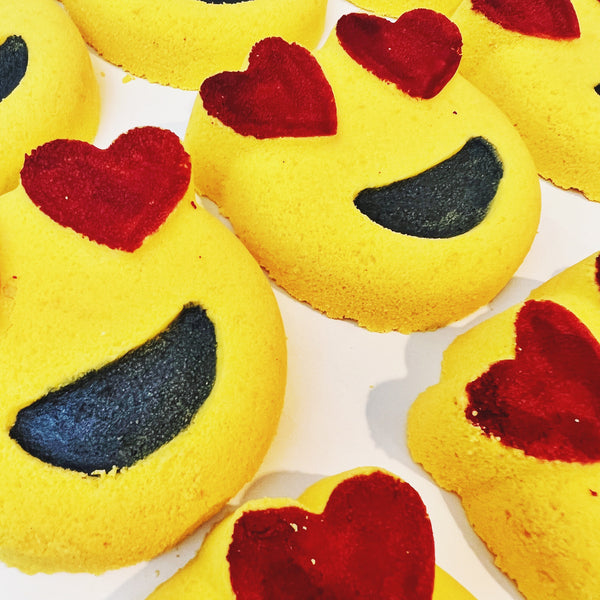 Hearteyes Emoji Bath Bomb - Madeluv